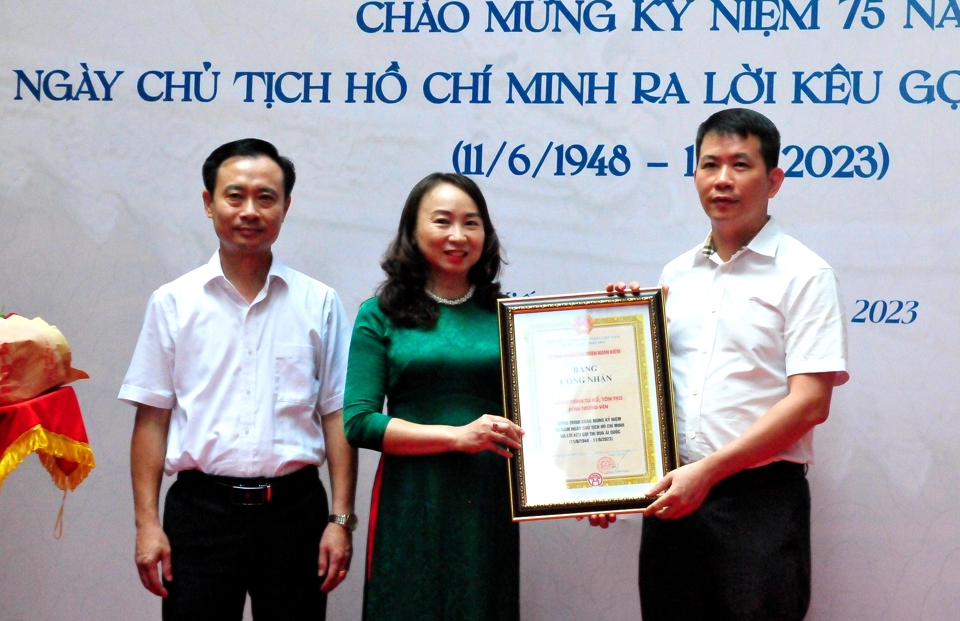Chủ tịch UBND Phạm Tuấn Long trao bằng c&ocirc;ng nhận c&ocirc;ng tr&igrave;nh tu bổ, đ&igrave;nh Trung Y&ecirc;n