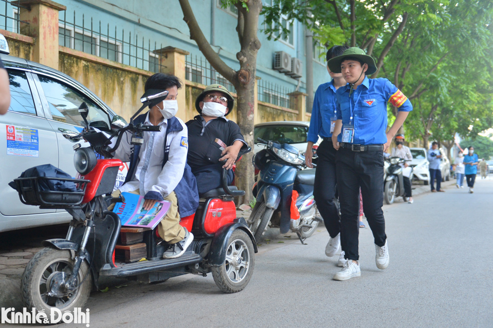 &Ocirc;ng Nguyễn Hữu Chung v&agrave; con trai l&agrave; Nguyễn Hữu Ch&iacute;nh đưa nhau tới điểm thi&nbsp; Trường THCS Đ&ocirc;ng Ngạc (Bắc Từ Li&ecirc;m, H&agrave; Nội) tại kỳ thi tốt nghiệp THPT năm 2023.