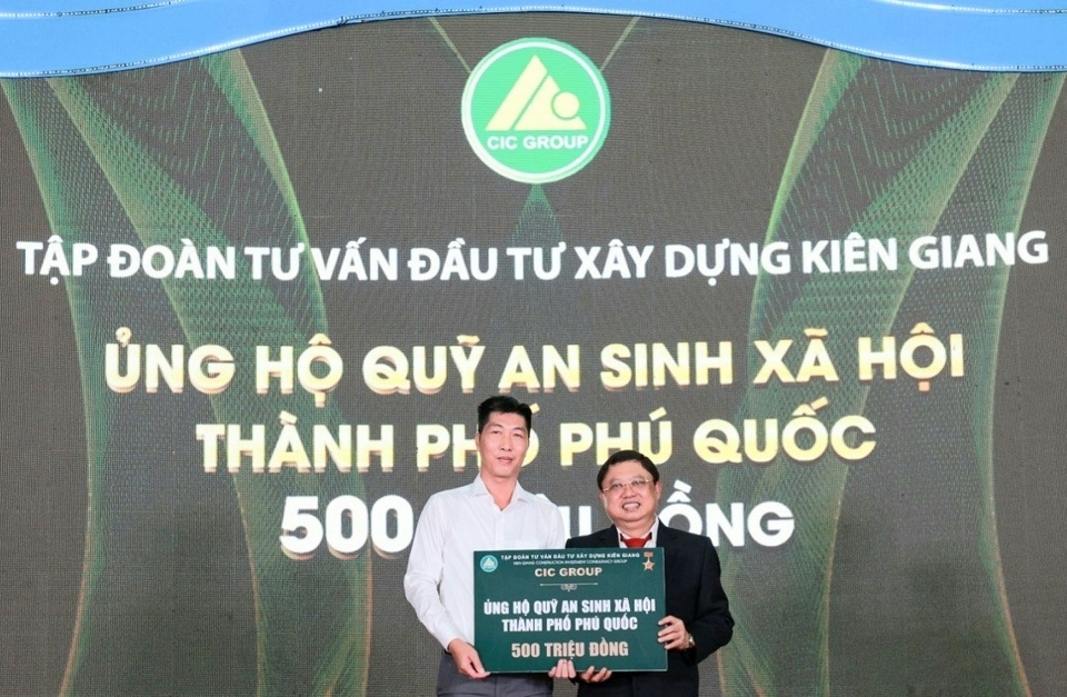 Hơn 10 năm qua, CIC Group đ&atilde; đ&oacute;ng g&oacute;p cho c&ocirc;ng t&aacute;c an sinh x&atilde; hội tr&ecirc;n 41 tỷ đồng, đ&oacute;ng g&oacute;p an sinh x&atilde; hội. Trong ảnh, Chủ tịch CIC Group &ocirc;ng Trần Thọ Thắng trao 500 triệu đồng "Quỹ an sinh x&atilde; hội" cho TP Ph&uacute; Quốc. Ảnh Hồng Lĩnh.