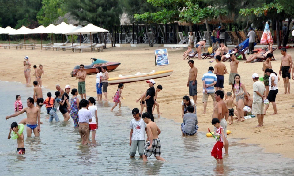Kh&aacute;ch du lịch tắm biển tại đảo Hoa Lan (TP Nha Trang). Ảnh: Ho&agrave;i Nam