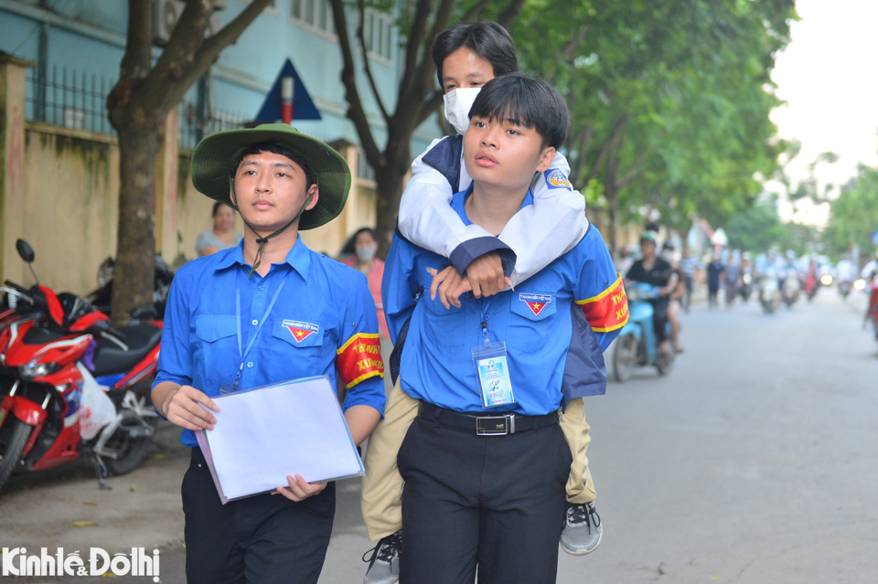 Thanh ni&ecirc;n t&igrave;nh nguyện gi&uacute;p đỡ th&iacute; sinh Nguyễn Hữu Ch&iacute;nh v&agrave;o ph&ograve;ng thi s&aacute;ng 29/6.