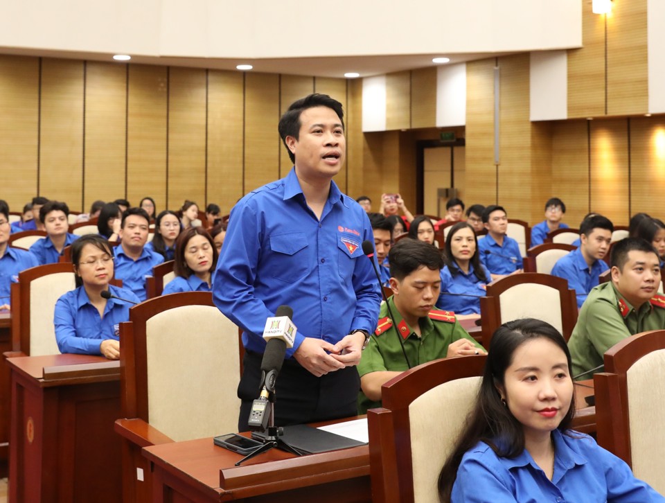 B&iacute; thư Đo&agrave;n C&ocirc;ng ty CP B&oacute;ng đ&egrave;n Ph&iacute;ch nước Rạng Đ&ocirc;ng Trần Tuấn Dương đặt c&acirc;u hỏi.