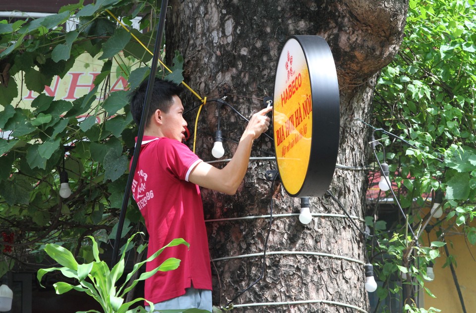 Chủ c&aacute;c cơ sở kinh doanh tự th&aacute;o dỡ vật dụng vi phạm trật tự đ&ocirc; thị.