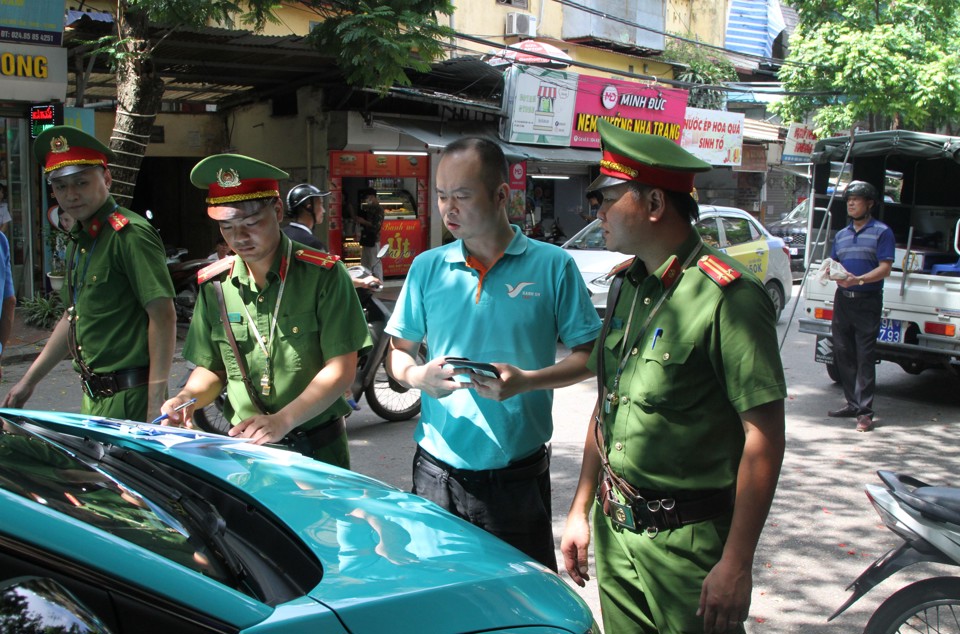 Lực lượng chức năng kiểm tra một trường hợp dừng đỗ phương tiện sai quy định.