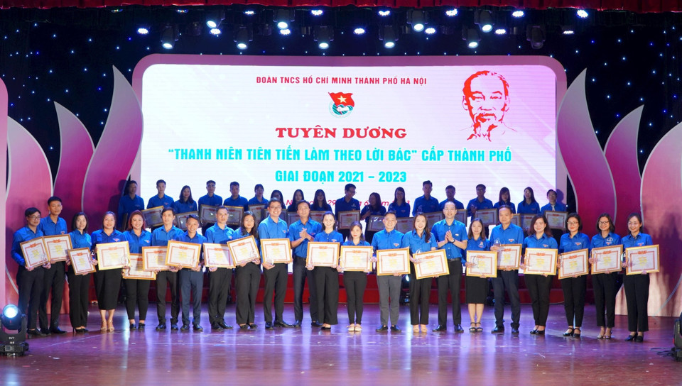 Ph&oacute; B&iacute; thư Thường trực Th&agrave;nh đo&agrave;n, Chủ tịch Hội Li&ecirc;n hiệp thanh ni&ecirc;n Việt Nam th&agrave;nh phố H&agrave; Nội Nguyễn Đức Tiến v&agrave; Ph&oacute; B&iacute; thư Th&agrave;nh đo&agrave;n, Chủ tịch Hội Sinh vi&ecirc;n Việt Nam th&agrave;nh phố H&agrave; Nội Nguyễn Tiến Hưng trao tặng Bằng khen cho thanh ni&ecirc;n ti&ecirc;u biểu.