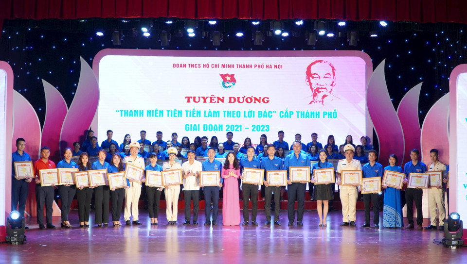 Khen thưởng &ldquo;Thanh ni&ecirc;n ti&ecirc;n tiến l&agrave;m theo lời B&aacute;c&rdquo;.