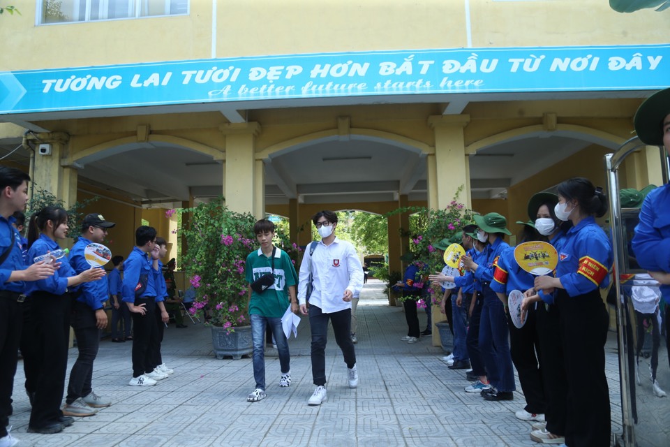 Đội tình nguyện viên xếp hai hàng chào mừng thí sinh hoàn thành bài thi (Ảnh: Ngọc Tú)