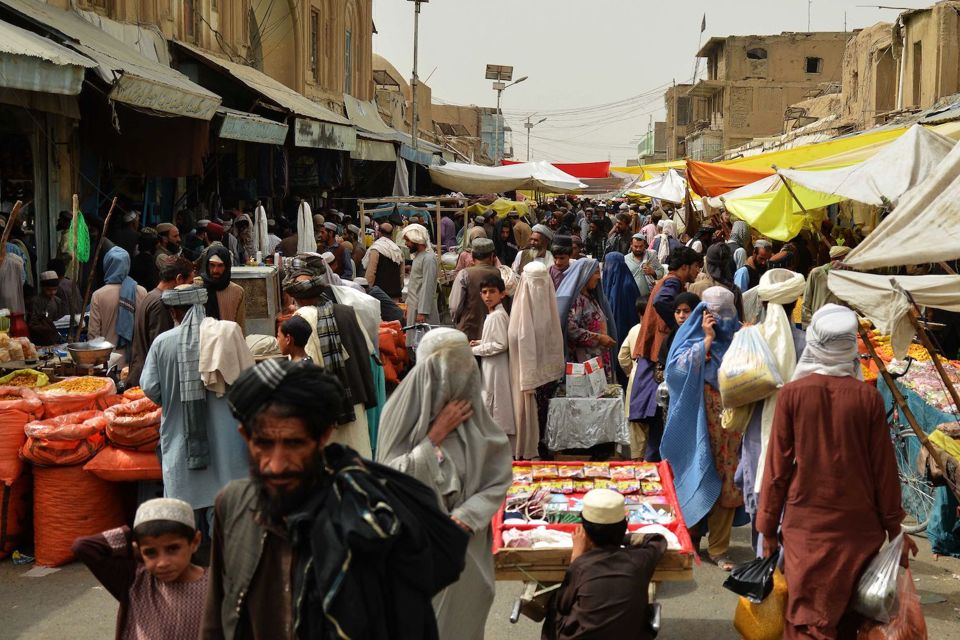 Người d&acirc;n gh&eacute; thăm một khu chợ ở Kandahar, trước lễ hội Eid al-Adha của người Hồi gi&aacute;o, v&agrave;o ng&agrave;y 27/6. Nguồn: Foreign Policy