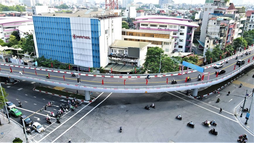 Ngắm cầu vượt chữ C gần 150 tỷ đồng vừa mới thông xe ở Hà Nội - Ảnh 1