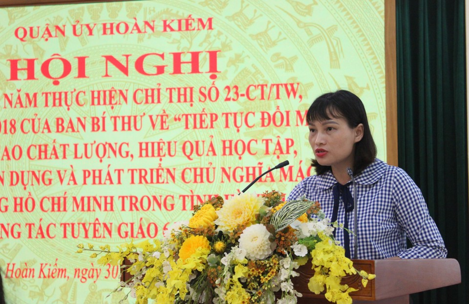 Ph&oacute; Trưởng ban Tuy&ecirc;n gi&aacute;o Quận ủy Nguyễn Thị Kiều Trang b&aacute;o c&aacute;o&nbsp;sơ kết c&ocirc;ng t&aacute;c Tuy&ecirc;n gi&aacute;o 6 th&aacute;ng đầu năm 2023