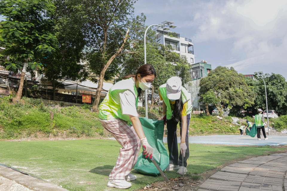 Quận Hoàn Kiếm quyết tâm bảo vệ môi trường khỏi rác thải nhựa  - Ảnh 1