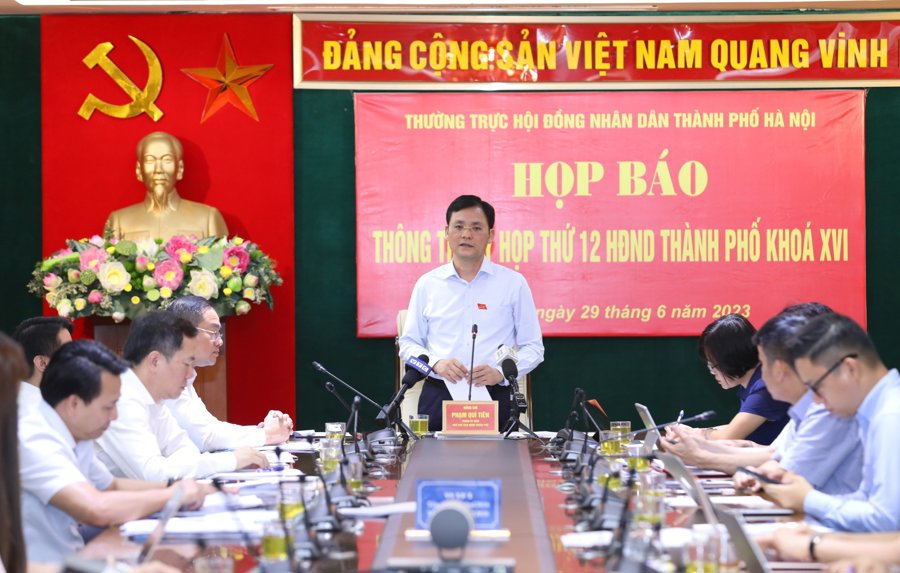 Ph&oacute; Chủ tịch HĐND TP H&agrave; Nội Phạm Qu&iacute; Ti&ecirc;n ph&aacute;t biểu tại cuộc họp b&aacute;o.Ảnh: Thịnh An