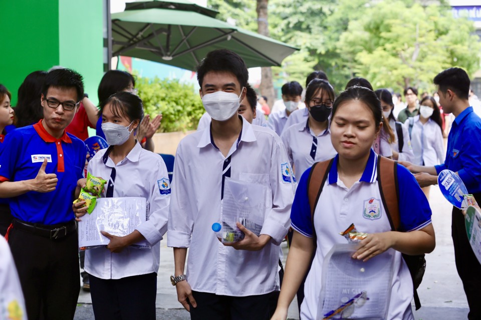 Thí sinh sau khi hoàn thành bài thi tại Trường THPT Phan Huy Chú - quận Đống Đa. Ảnh: Duy Khánh