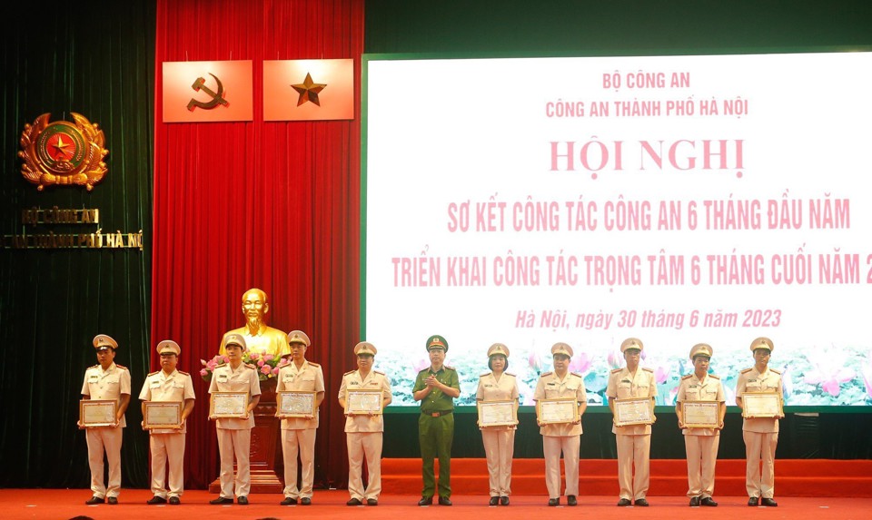 Thừa ủy quyền của l&atilde;nh đạo cấp tr&ecirc;n, Thiếu tướng Nguyễn Hồng Ky - Ph&oacute; Gi&aacute;m đốc CATP trao Bằng khen của Bộ C&ocirc;ng an cho c&aacute;c CBCS.