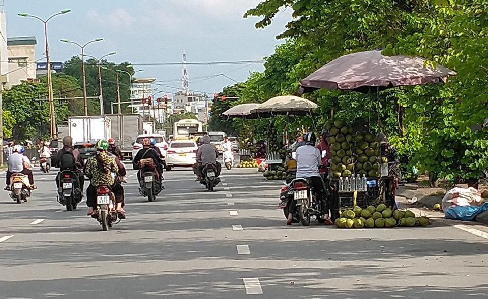 H&agrave;ng qu&aacute;n lấn chiếm l&ograve;ng đường l&agrave;m nơi kinh doanh.