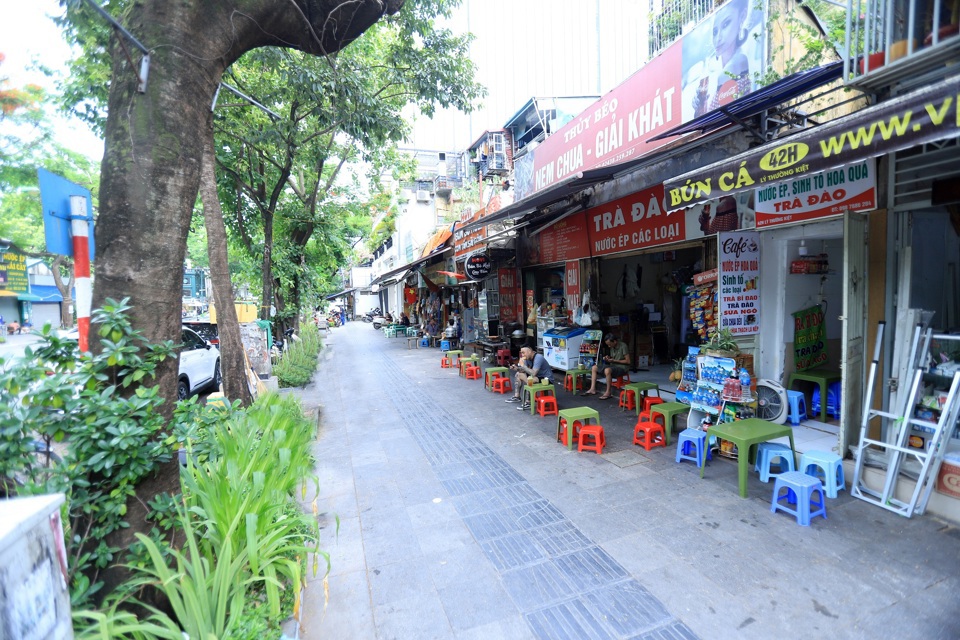 Một điểm kinh doanh tr&ecirc;n phố L&yacute; Thường Kiệt được sắp xếp gọn g&agrave;ng. Ảnh: Lại Tấn