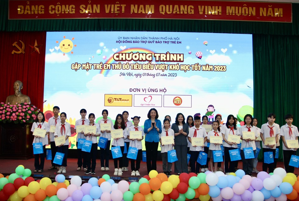 Thứ trưởng Bộ LĐTB&amp;XH Nguyễn Thị H&agrave; v&agrave;&nbsp;Ph&oacute; Chủ tịch UBND TP H&agrave; Nội Vũ Thu H&agrave; trao học bổng v&agrave; qu&agrave; cho&nbsp;trẻ em Thủ đ&ocirc; ti&ecirc;u biểu vượt kh&oacute; học tốt năm 2023.