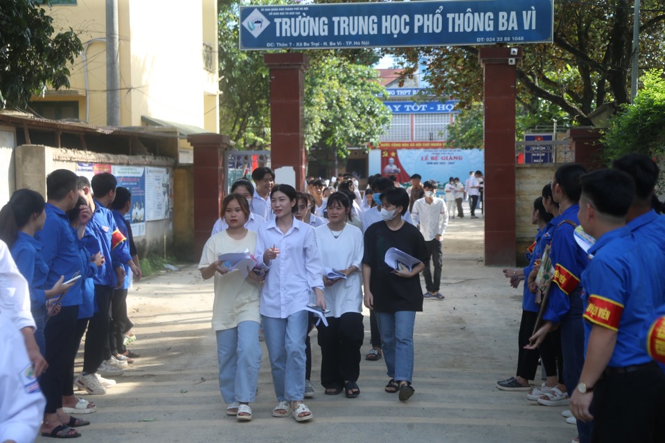 Thí sinh sau khi hoàn thành bài thi môn Toán tại Hà Nội trong kỳ thi THPT 2023. Ảnh: Ngọc Tú