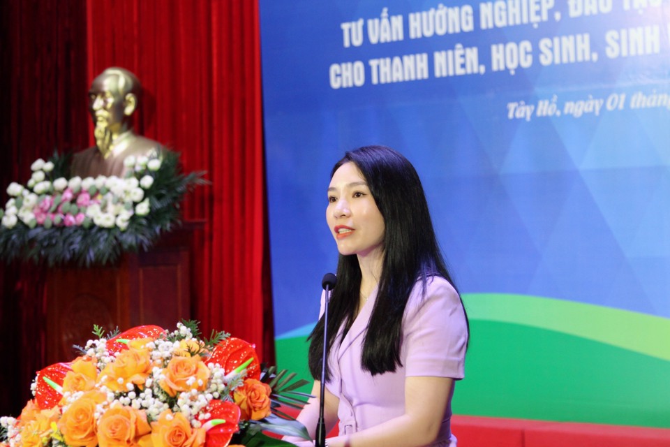 Ph&oacute; Chủ tịch UBND quận T&acirc;y Hồ B&ugrave;i Thị Lan Phương ph&aacute;t biểu tại ng&agrave;y hội.