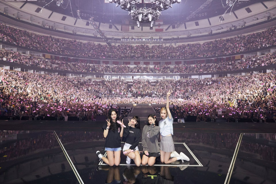 BlackPink trong đ&ecirc;m diễn tại Los Angeles (Mỹ) trước gần 47.000 kh&aacute;n giả, th&aacute;ng 11/2022. Ảnh: YG Entertainment