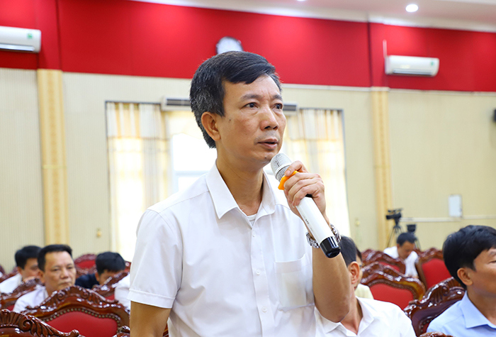 Cử tri huyện Thạch Thất nêu ý kiến tại buổi tiếp xúc cử tri ngày 22/6. Ảnh: Lê Hải