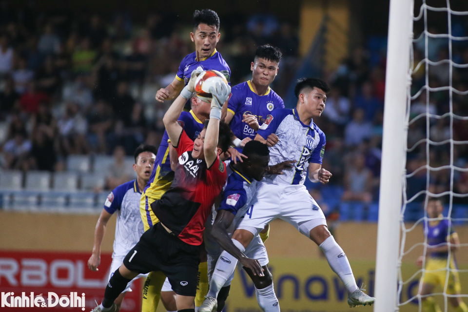 Quế Ngọc Hải "bỏ dở" trận đấu SLNA thắng Hà Nội FC - Ảnh 2