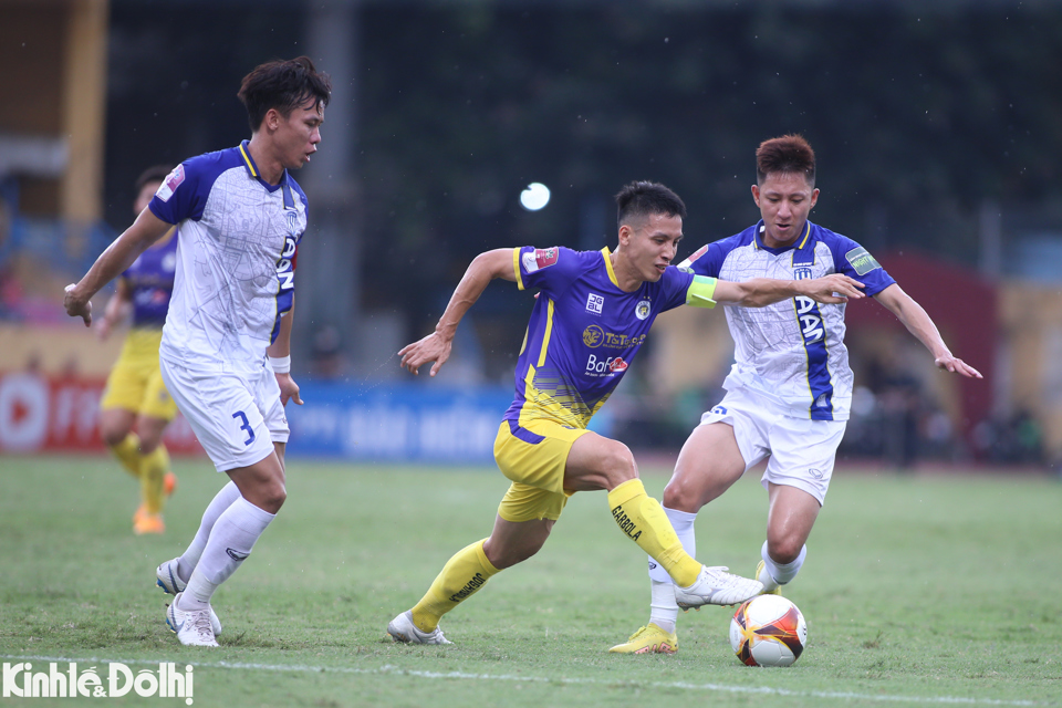 H&agrave; Nội FC để thua SLNA với tỷ số tối thiểu 0-1 ở v&ograve;ng 13 V-League 2023. Ảnh: Ngọc T&uacute;.