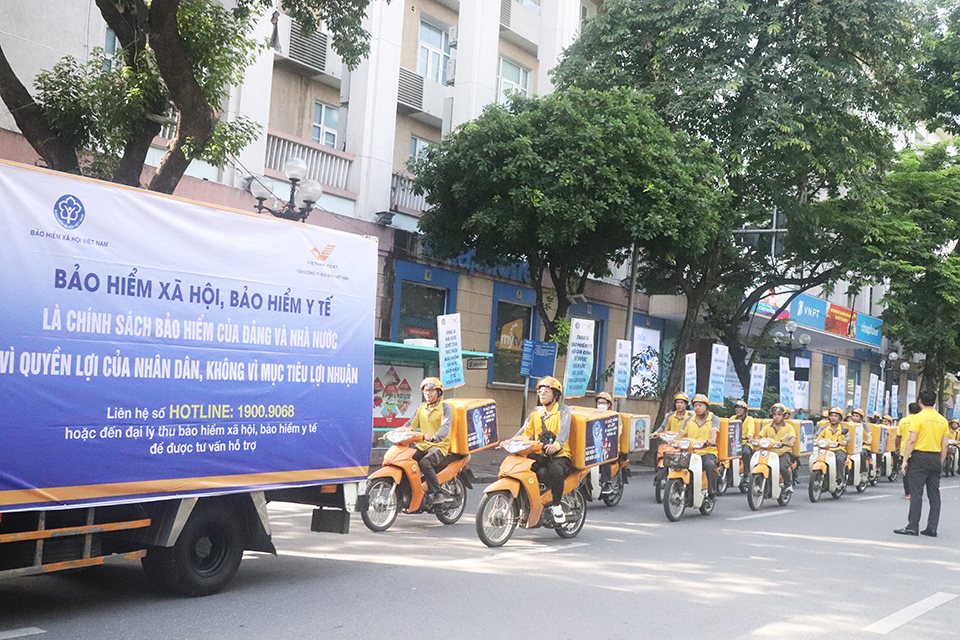 Tuy&ecirc;n truyền lưu động bằng phương tiện &ocirc; t&ocirc;, xe m&aacute;y gắn c&aacute;c th&ocirc;ng điệp truyền th&ocirc;ng về BHXH tự nguyện, BHYT hộ gia đ&igrave;nh tại nhiều địa điểm tập trung đ&ocirc;ng d&acirc;n cư.