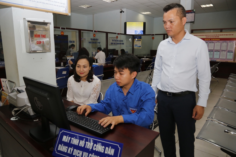 Hỗ trợ người dân đăng ký dịch vụ công trực tuyến tại bộ phận một cửa quận Bắc Từ Liêm. Ảnh: Hải Linh