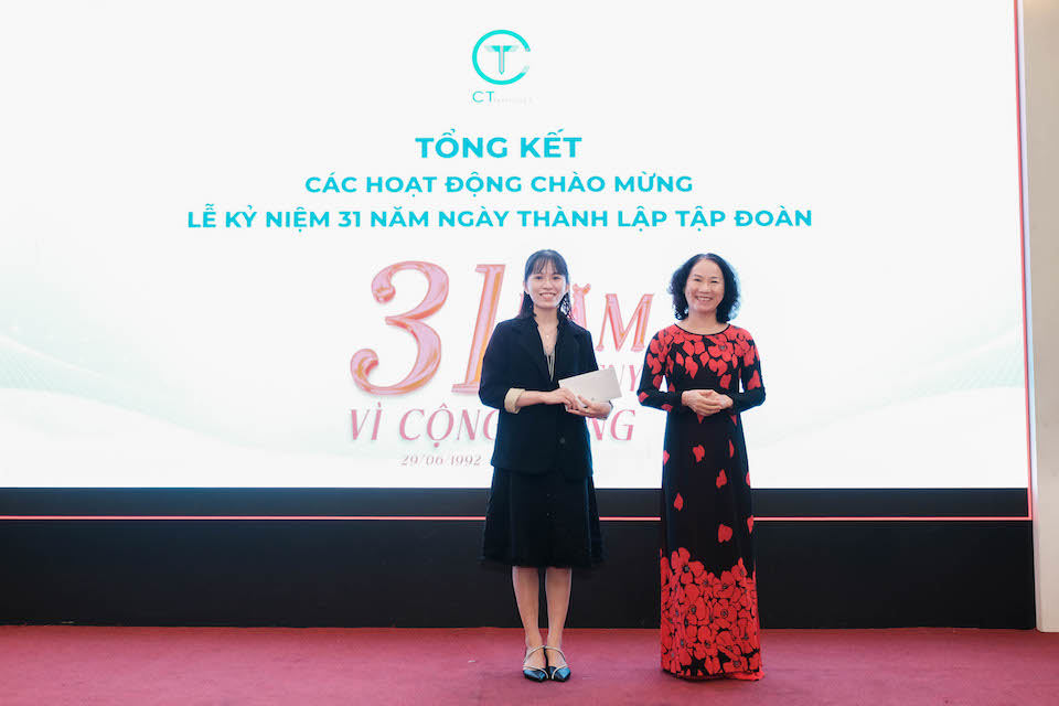 C&aacute;n bộ nh&acirc;n vi&ecirc;n vượt kh&oacute; để học tập, c&ocirc;ng t&aacute;c được tri &acirc;n trong buổi lễ