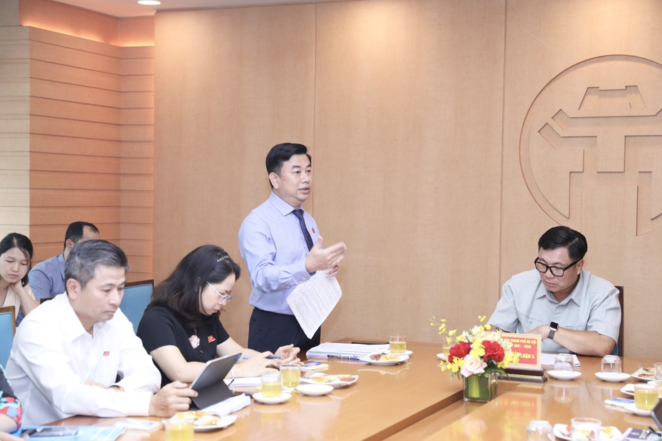 Đại biểu Nguyễn Minh Đức (Tổ đại biểu quận Ho&agrave;ng Mai) thảo luận tại tổ 5