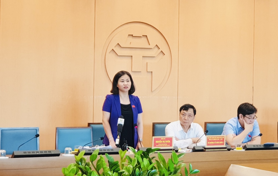 Ph&oacute; B&iacute; thư Thường trực Th&agrave;nh ủy Nguyễn Thị Tuyến thảo luận tại tổ 2