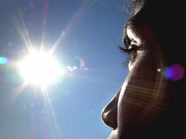 Cách bảo vệ mắt dưới trời nắng nóng - Ảnh 1