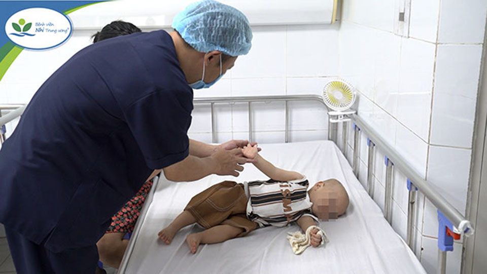 TS Nguyễn Văn Lâm – Giám đốc Trung tâm Bệnh nhiệt đới, Bệnh viện Nhi Trung ương thăm khám cho trẻ mắc tay chân miệng