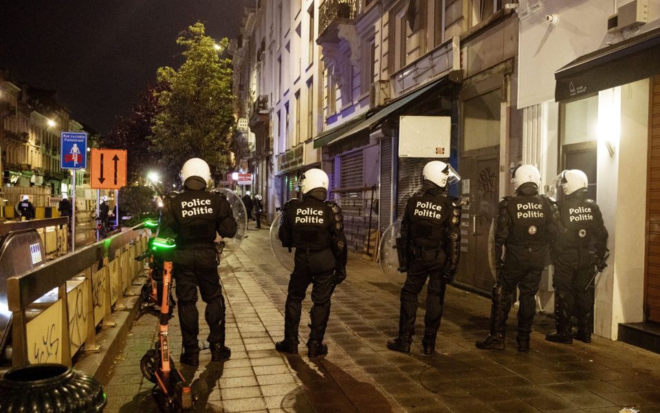 Cảnh s&aacute;t chống bạo động cố gắng giữ trật tự gần quảng trường Anneessens ở thủ đ&ocirc; Brussels của Bỉ, h&ocirc;m 1/7. Ảnh:&nbsp; Shutterstock