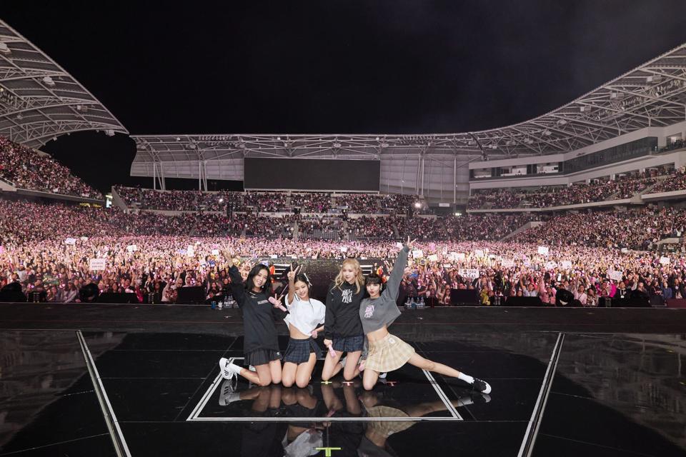 BlackPink trong đêm diễn tại Los Angeles. Ảnh: YG Entertainment