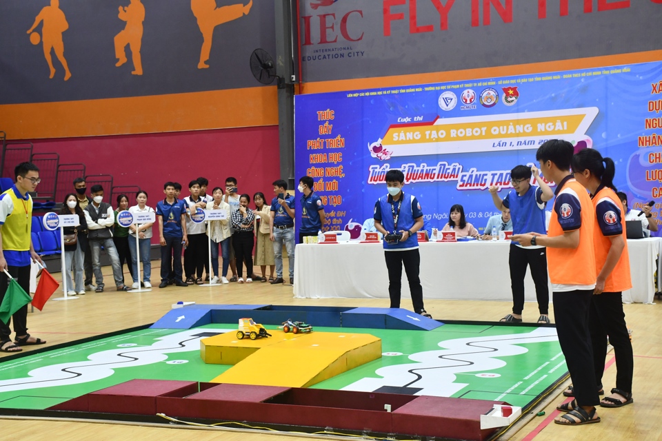 Cuộc thi thu h&uacute;t 54 đội với hơn 200 học sinh đến từ 15 trường THPT tr&ecirc;n địa b&agrave;n tỉnh Quảng Ng&atilde;i tham gia.