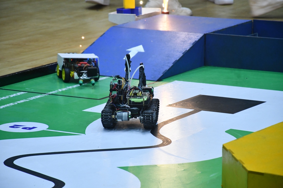 Robot của đội Megatron- Trường THPT B&igrave;nh Sơn v&agrave; Đội 10A4- Trường THPT Trần Quốc Tuấn trong v&ograve;ng chung kết.