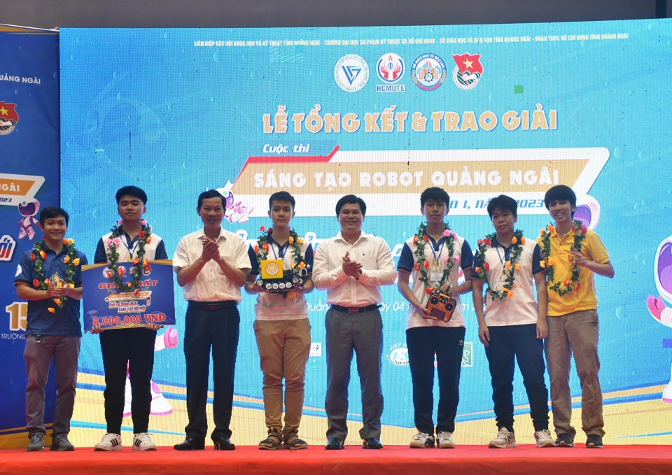 Ban tổ chức trao giải cho đội tuyển đạt giải nhất v&agrave; nh&igrave;.
