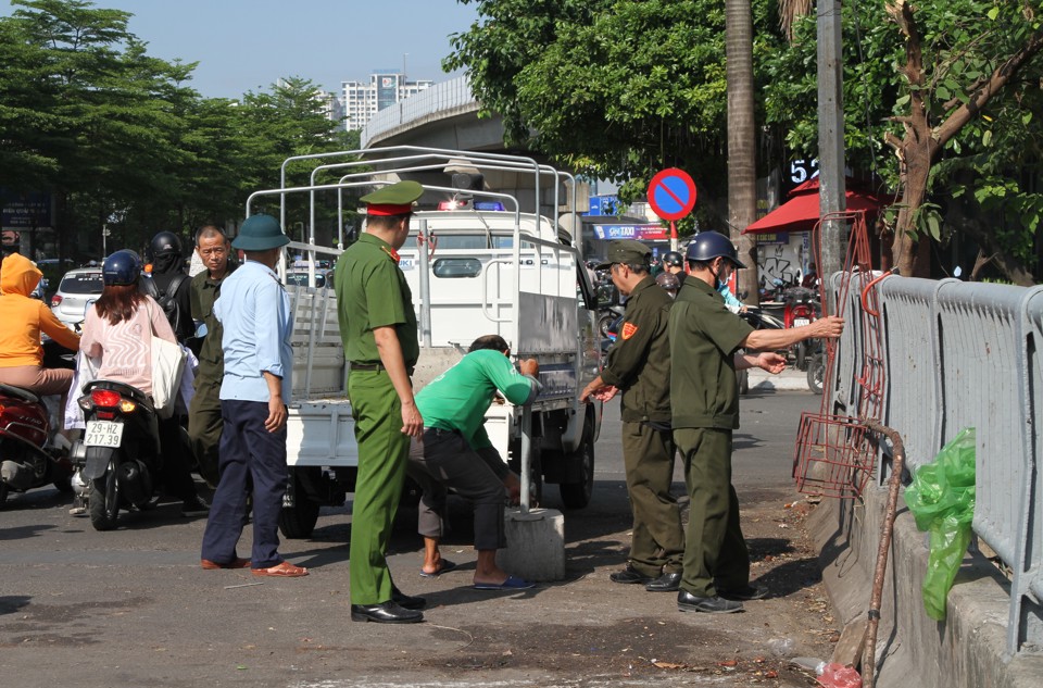 Lực lượng chức năng thu giữ c&aacute;c vật dụng phục vụ việc kinh doanh sai quy định.