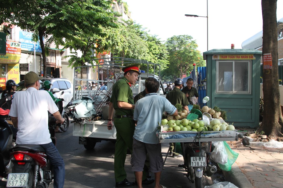 Lực lượng chức năng xử l&yacute; h&agrave;ng rong lấn chiếm l&ograve;ng đường l&agrave;m nơi kinh doanh.