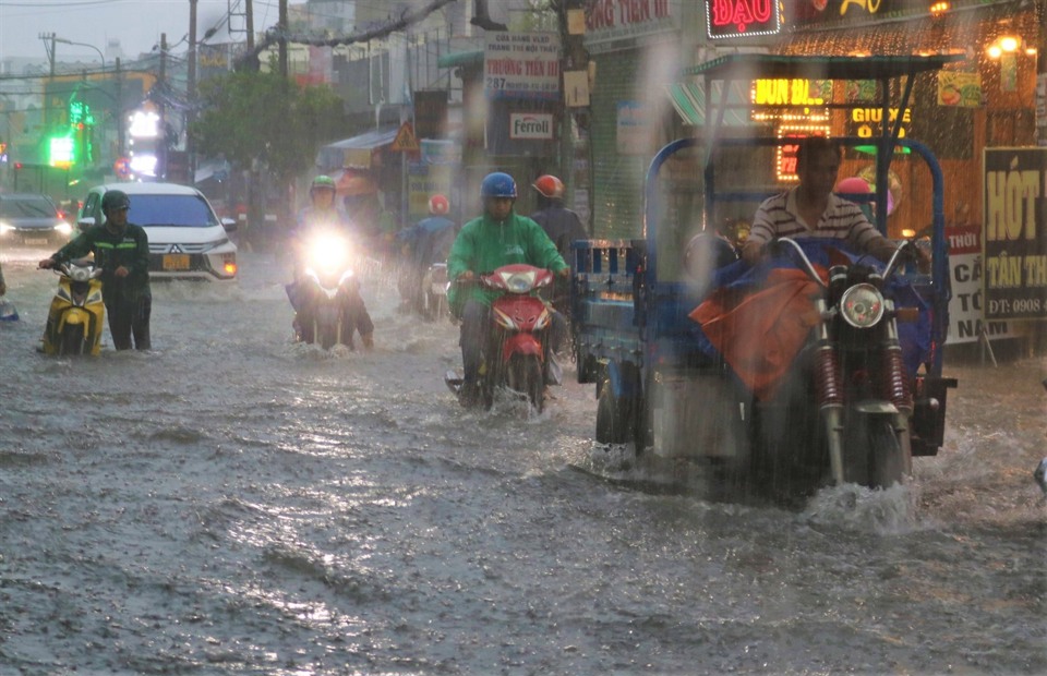 Đường Phan Huy &Iacute;ch (quận G&ograve; Vấp) thường ngập nặng do mưa. Ảnh: Anh T&uacute;