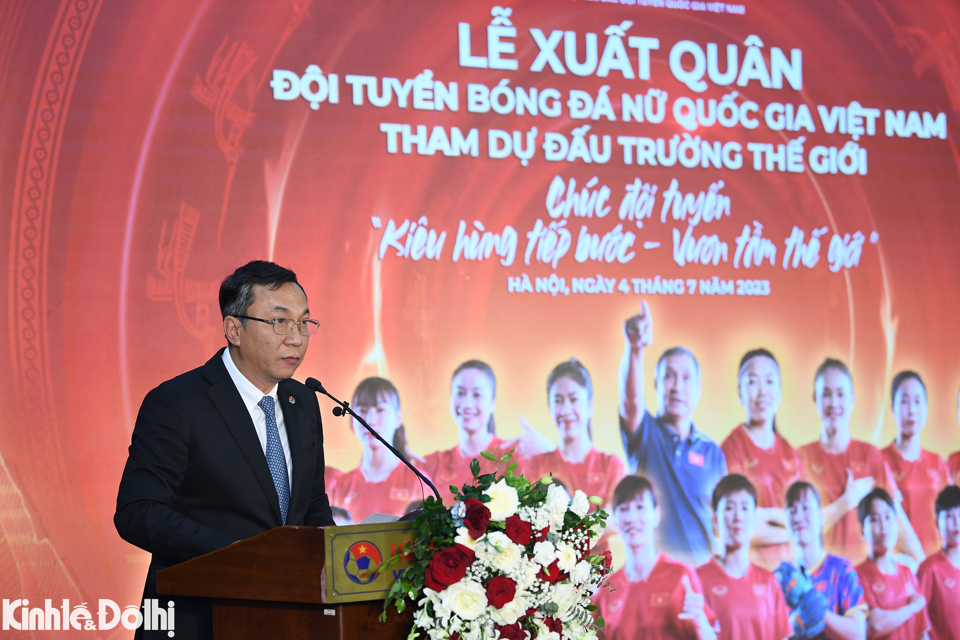 Chủ tịch VFF Trần Quốc Tuấn ph&aacute;t biểu tại buổi Lễ xuất qu&acirc;n.