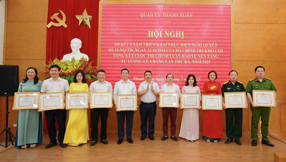 Ph&oacute; trưởng Ban Tuy&ecirc;n gi&aacute;o Th&agrave;nh ủy Đ&agrave;o Xu&acirc;n Dũng trao Giấy khen cho 10 tập thể xuất sắc tham gia Cuộc thi ch&iacute;nh luận bảo bệ nền tảng tư tưởng của Đảng lần thứ ba, năm 2023 tr&ecirc;n địa b&agrave;n quận Thanh Xu&acirc;n