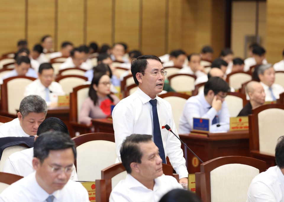 Ph&oacute; Chủ tịch UBND TP Nguyễn Trọng Đ&ocirc;ng trả lời chất vấn.