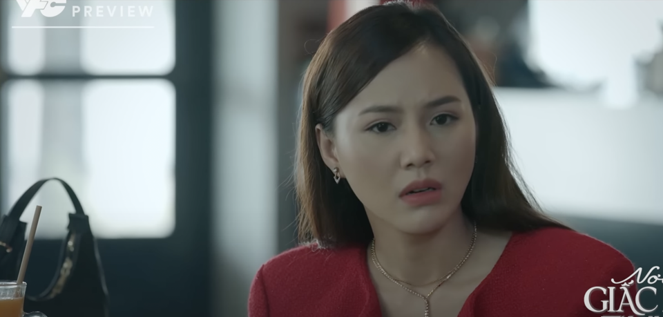 Mai Anh hoang mang v&igrave; b&agrave; Lan t&igrave;m hiểu th&ocirc;ng tin về gia đ&igrave;nh. Ảnh: VTV