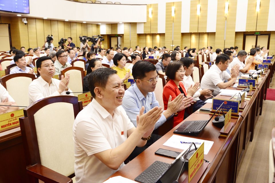 Các đại biểu HĐNDTP Hà Nội tham dự Kỳ họp. Ảnh: Công Hùng