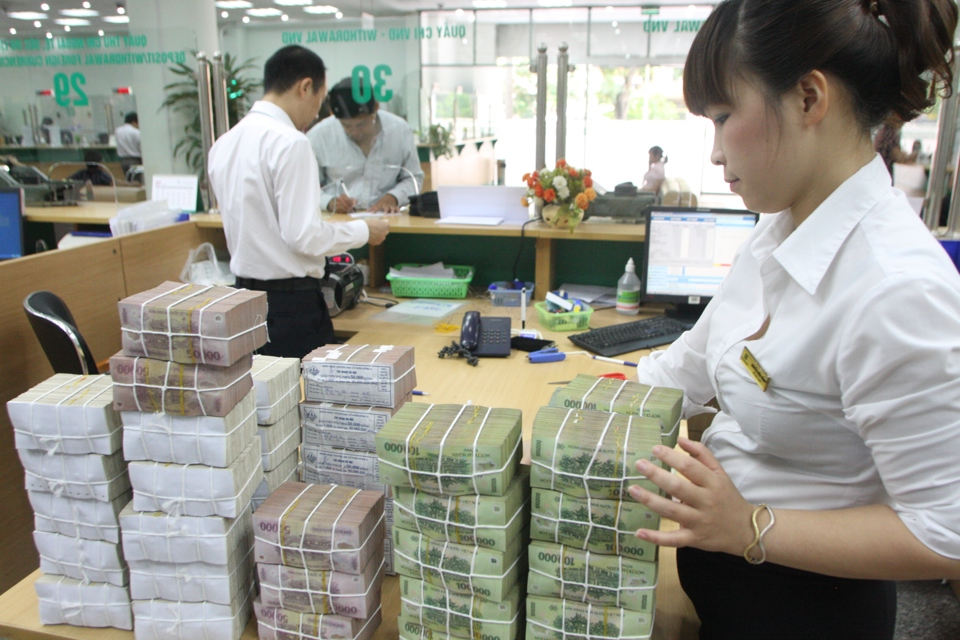 Hoạt động nghiệp vụ tại Vietcombank, chi nhánh Hà Nội. Ảnh: Hải Linh
