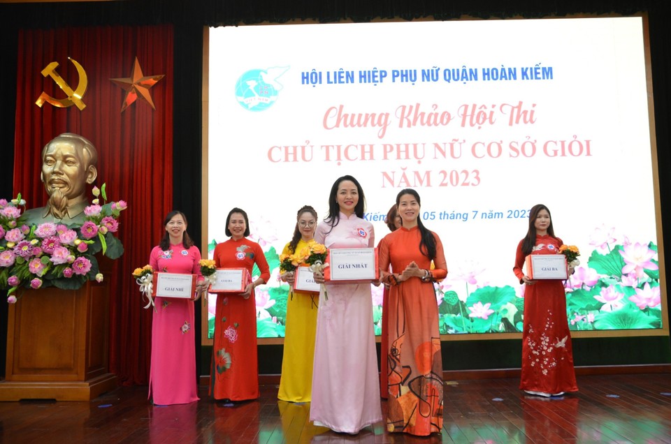 Ban tổ chức trao giải Nhất cho th&iacute; sinh L&ecirc; Thị Phong Lan, Chủ tịch Hội LHPN phường Trần Hưng Đạo