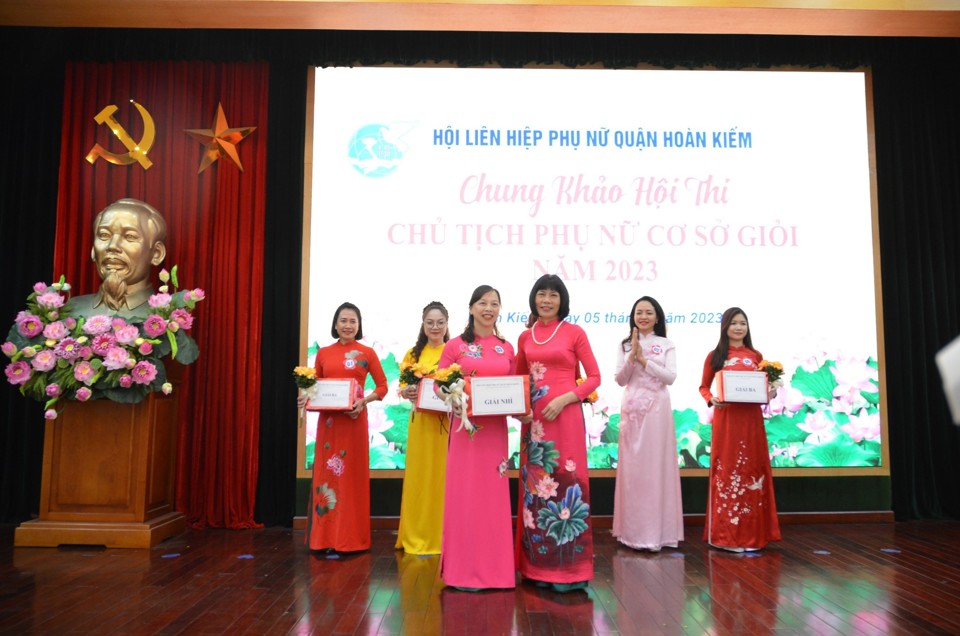 Chủ tịch Hội LHPN quận Ho&agrave;n Kiếm Trịnh Thị Huệ trao giải Nh&igrave; cho c&aacute;c th&iacute; sinh.